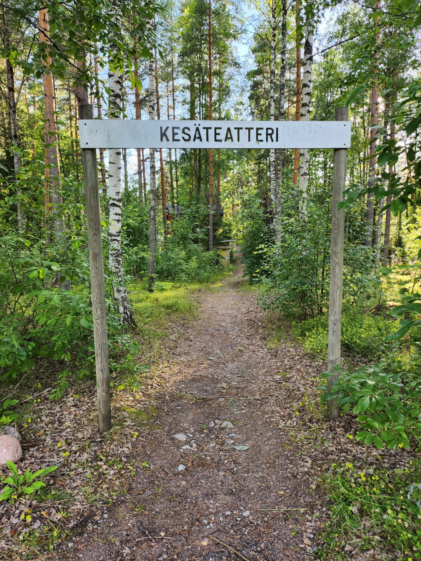 Parkkipaikalta kulkee polku teatterille (n. 60 metriä)